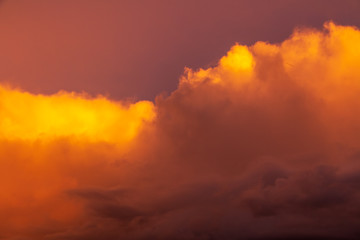 coucher de soleil dans les nuages 