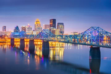 Photo sur Plexiglas Skyline Louisville, Kentucky, USA downtown skyline on the Ohio River at dusk.