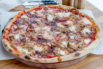 Pizza with tuna and red onion