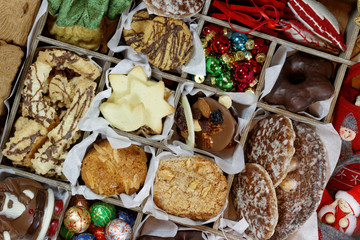 Gebäck, Süßigkeiten und Filzdeko für Weihnachten