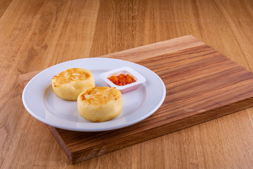 Cheesecakes with orange jam on a plate