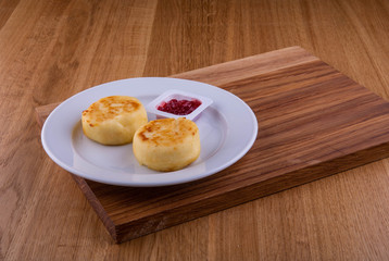 Cheesecakes on a plate with raspberry jam