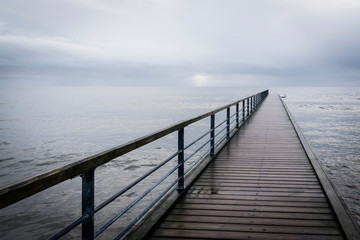 Obraz premium Holzsteg in der Nordsee bei Blavand, Dänemark