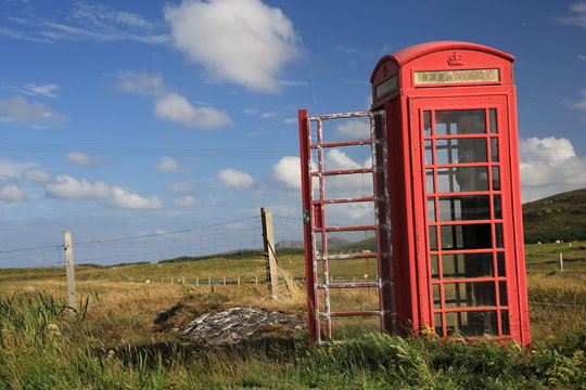 verlassene Telefonzelle in der Landschaft