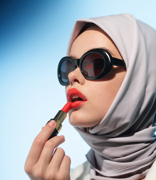 The girl in the glasses reflected the inscription - kiss
