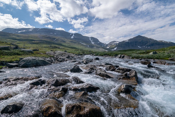 Flacher Fluss mit Steinen