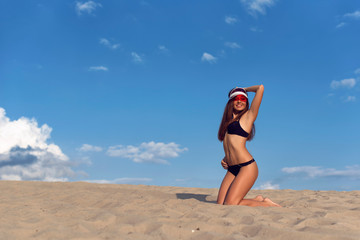 Walk with a brunette on the hot sand