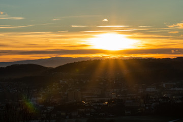 Sonnenuntergang mit Bergen