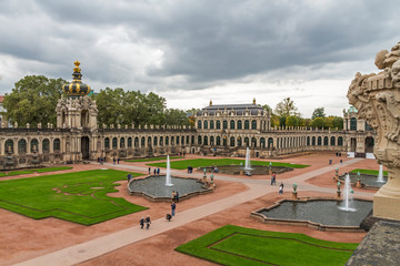 Obraz premium Drezdeński Zwinger widok na park z bramą koronną i długą galerią