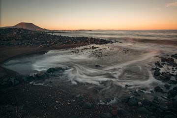 Movimientos del mar sobre el atardecer