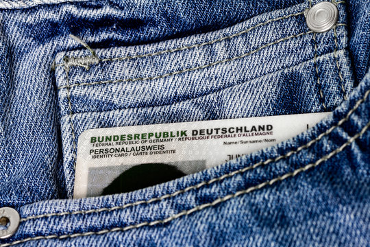 Personalausweis in Hosentasche