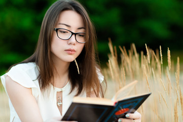 Fototapeta na wymiar portrait beautiful korean girl reading book