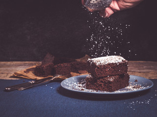 how to garnish brownies with powdered sugar