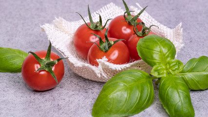 Tomaten und Basilikumblätter