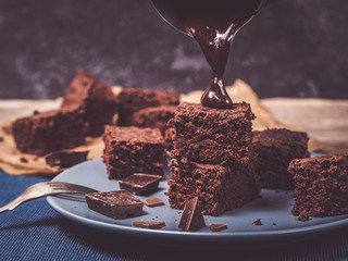 how to garnish brownies with delicious chocolate sauce