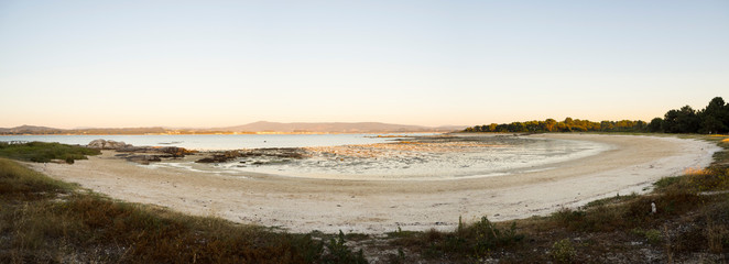 Panorámica de playa con marea baja en la Punta de Tarais en la Illa de Arousa, Pontevedra, verano...