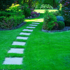 Beautiful lawn and path in a garden - obrazy, fototapety, plakaty