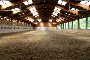 Foto op Plexiglas Panoramic view of an empty indoor horse riding arena © acceptfoto