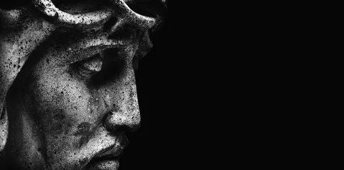 Photo sur Plexiglas Monument historique Jésus-Christ de profil. Une statue antique. Religion, foi, mort, souffrance, immortalité, concept de Dieu.