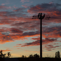 Stromleitung in Abenddämmerung