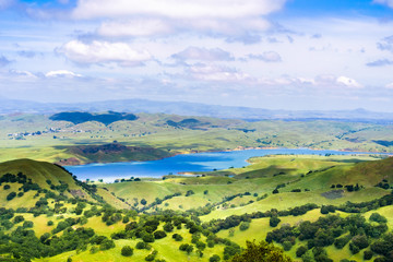 San Antonio reservoir surrounded green hills, Sunol, Alameda county, San Francisco bay area, California - obrazy, fototapety, plakaty