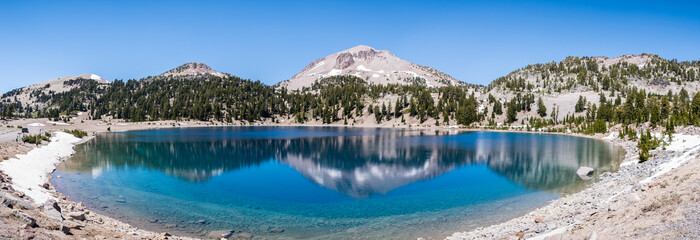 Surrounding mountains reflected in the calm waters of Lake Helen, Lassen Volcanic National Park, Northern California - obrazy, fototapety, plakaty