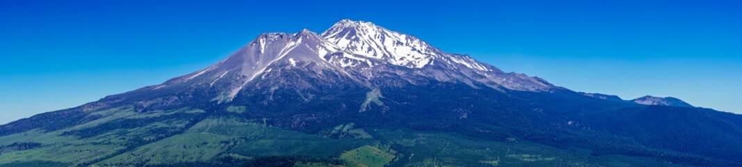 Panoramic view of the snow covered summit of Shasta mountain on a sunny summer day, California - obrazy, fototapety, plakaty