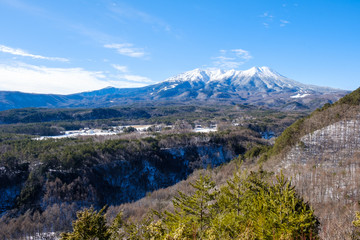 Fototapeta na wymiar 御岳山の冠雪　久藏峠からの眺め