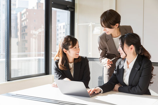 asian businesswomen working in office