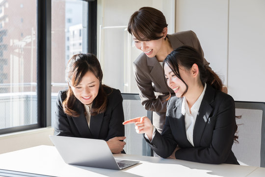asian businesswomen working in office