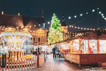 Deurstickers Tallinn, Estonia. Traditional Christmas Market On Town Hall Squa © Grigory Bruev
