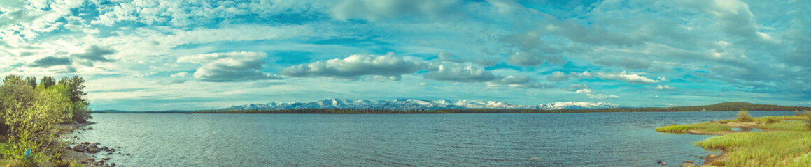 Obraz na płótnie Canvas Imandra Lake and Hibiny mountains 