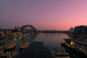 Fototapeta na wymiar pink dawn on sydney harbour