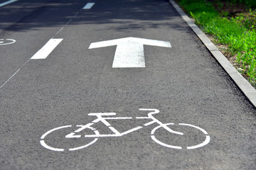 Obraz premium Cyclinng hiking running path road way in the summer park