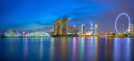 Naklejka premium Singapore skyline with landmark buildings at night