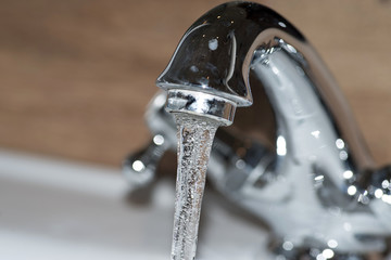 Ein Wasserhahn und fließendes Wasser