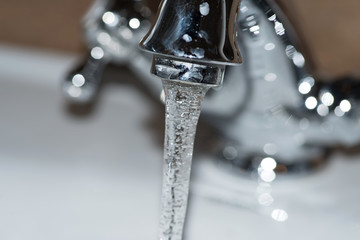 Ein Wasserhahn und fließendes Wasser
