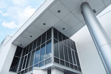 Obraz premium Modern building on a sunny day with a glass walls