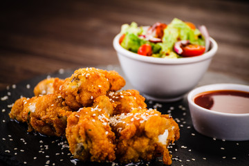 Grilled chicken drumsticks with vegetable salad