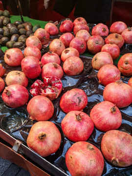 Frische Granat&auml;pfel auf dem Markt