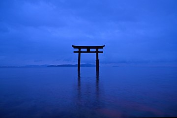 夜明け前の琵琶湖の情景