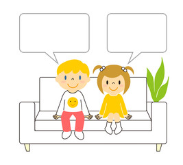 ソファーに座る外国人の男の子と日本人の女の子と吹き出し