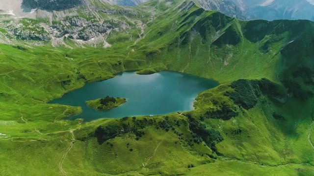 Flug &uuml;ber Bergsee in den Allg&auml;uer Alpen in Bayern - Schrecksee