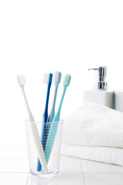 歯ブラシ　バスルームイメージ　Toothbrush and bathroom tile