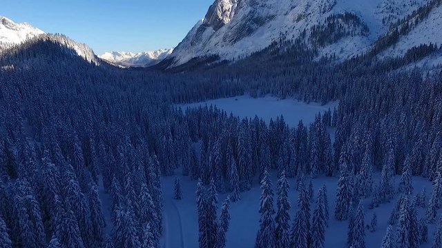 Flug durch Winterlandschaft in den Alpen - Gaistal