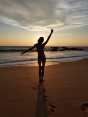 Fototapeta premium Dancing girl at sunset on the Indian Ocean