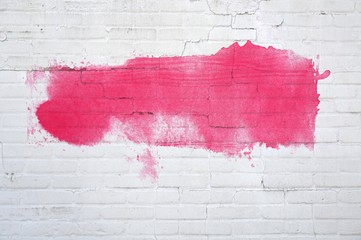 Witte bakstenen muur met een rood gekleurd oppervlak