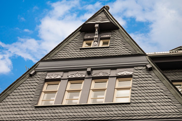 Renovierte Häuserfassade mit schwarzen Schindeln