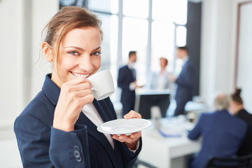 Geschäftsfrau freut sich über Kaffeepause