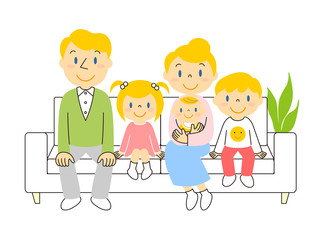 ソファーでくつろぐ5人家族